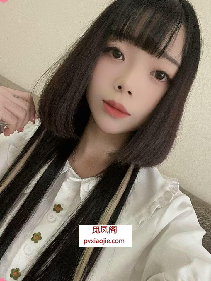 略带精神的年轻小妹